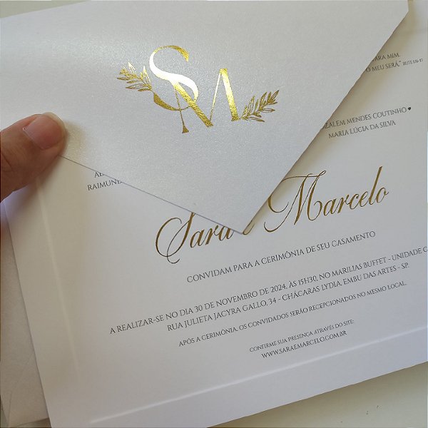 Convite Casamento Envelope Branco Inicias Nomes Metalizado Borda em Relevo