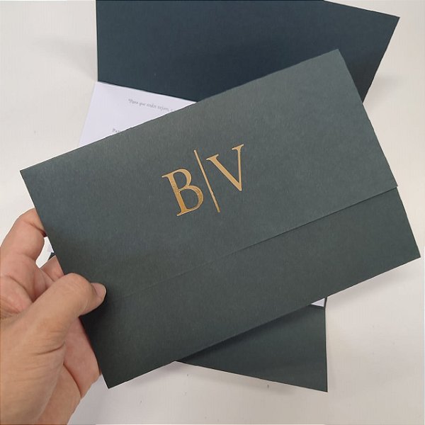 Convite Casamento Aba reta Verde Escuro com iniciais metalizadas