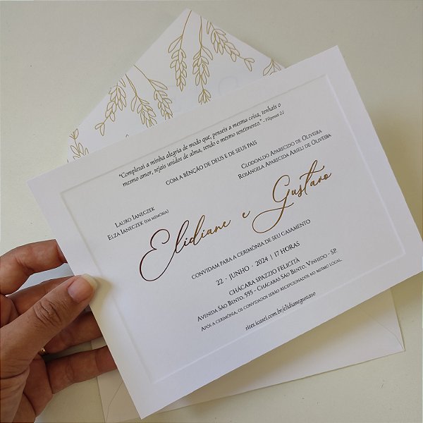Convite com envelope forrado, borda em relevo, metalizado e lacre de cera