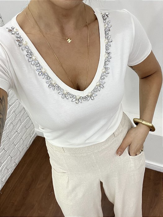 Tshirt Feminina Decote V Off White Laisa