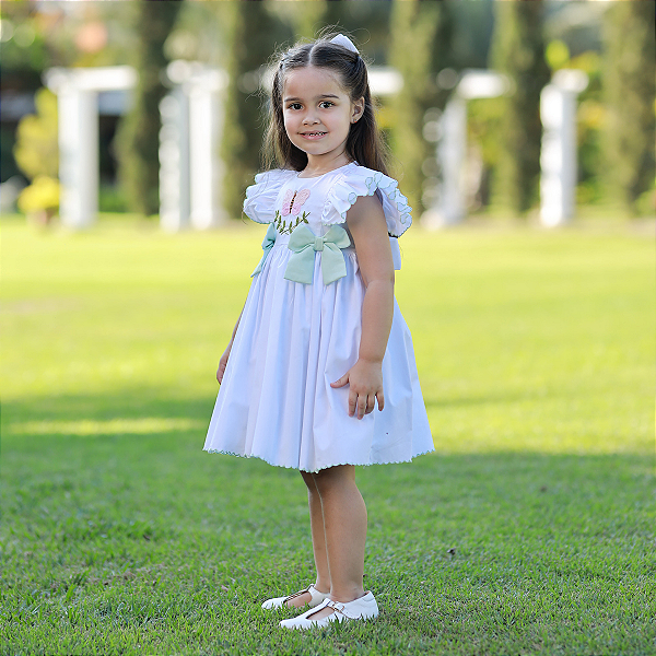 Boneca de pano feita à mão com vestido verde