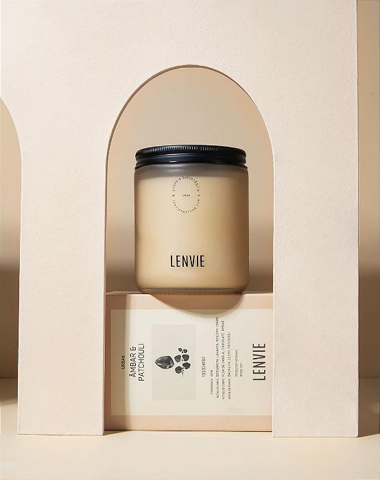 Vela perfumada ambar e patchouli.