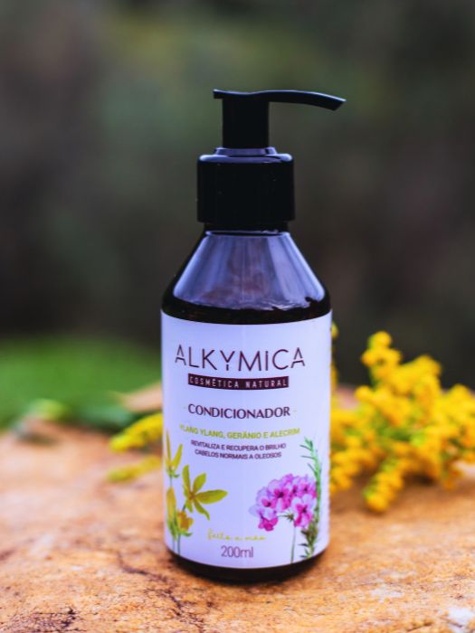 Condicionador Natural Biodegradável com Óleos essenciais Ylang ylang, Gerânio e Alecrim