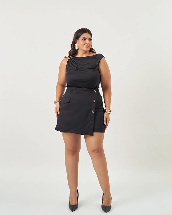 Saia short essencial preto plus size