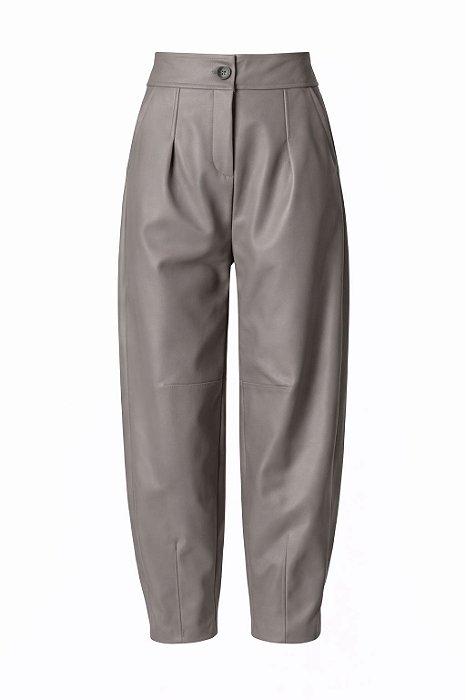 Calça Barrel Bella em couro sintético com pences cinza