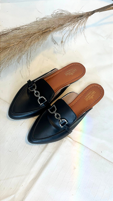 Mule Rasteira Bico Fino Corrente Onix Napa Preto