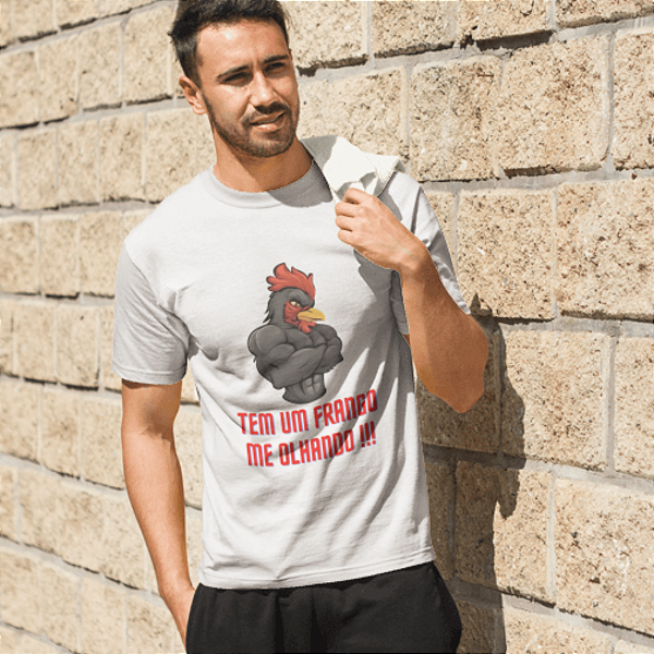 camisa tem um frango me olhando