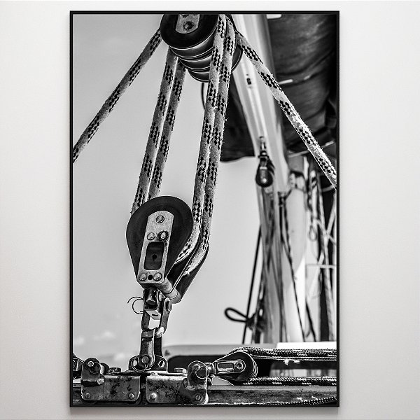 Quadro Decorativo detalhe do barco preto e branco.