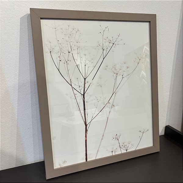 Quadro decorativo Galhos Delicados. Medida 48x58cm com moldura capuccino e vidro incolor.