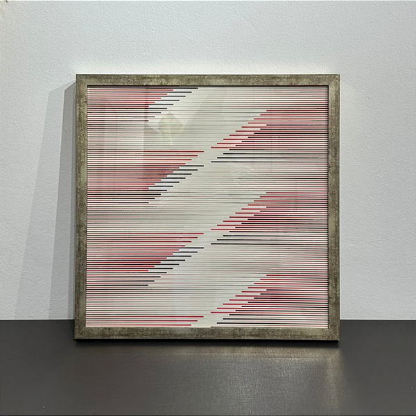 Quadro Decorativo Abstrato. Medida 53x53 com moldura madeira prata e vidro incolor.