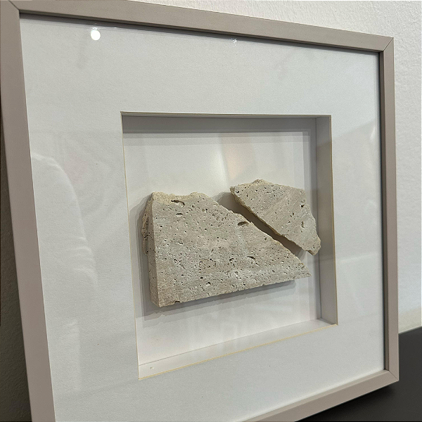 Quadro Decorativo Coleção Travertinos pelo Mundo. Medida 40x40 - moldura madeira nude, paspatur e vidro incolor.
