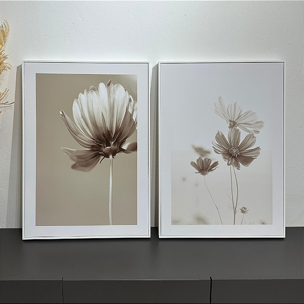 Conjunto com 2 quadros decorativos Flores Neutras . Medida 50x70cm cada Canvas com moldura filete freijó.