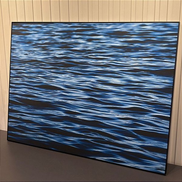 Quadro decorativo Mar Intenso, medida 0,80x0,60. Tela em Canvas Fineart e moldura alumínio preta.