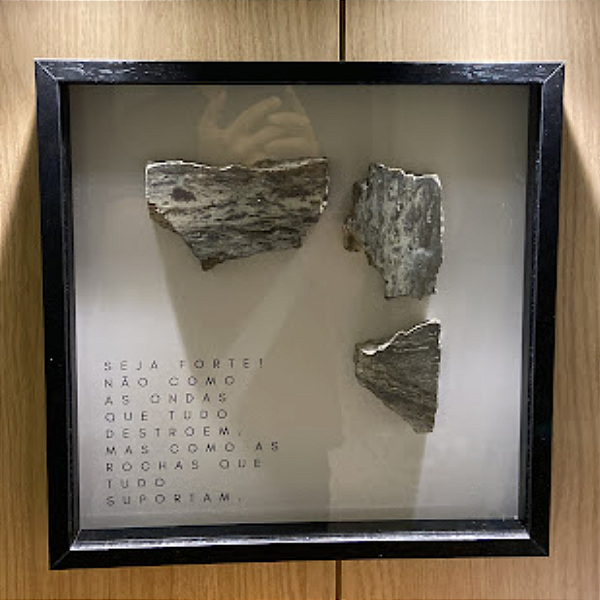 Quadro decorativo Coleção Travertinos pelo Mundo. Medida 30x30cm moldura madeira preta, vidro incolor e espaçador.