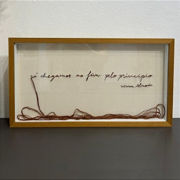 Quadro Decorativo Bordado 40x25, com moldura madeira freijó, vidro incolor e espaçador.