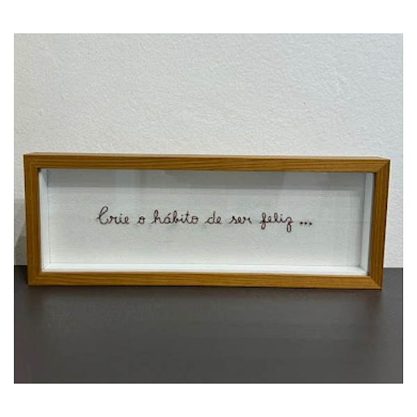 Quadro Decorativo Bordado 40x15, com moldura madeira freijó, vidro incolor e espaçador.