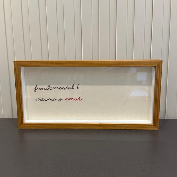 Quadro Decorativo Bordado 35x15, com moldura madeira freijó, vidro incolor e espaçador.
