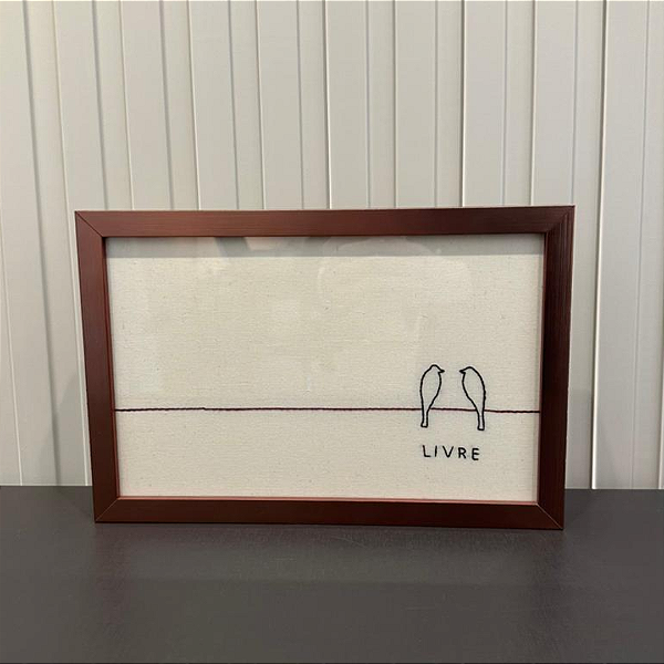 Quadro Decorativo Bordado 30x20 com moldura cobre e vidro incolor.