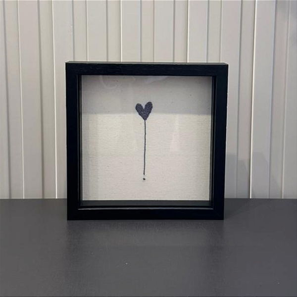 Quadro Decorativo Bordado 20x20 com moldura madeira preta, vidro incolor e espaçador.