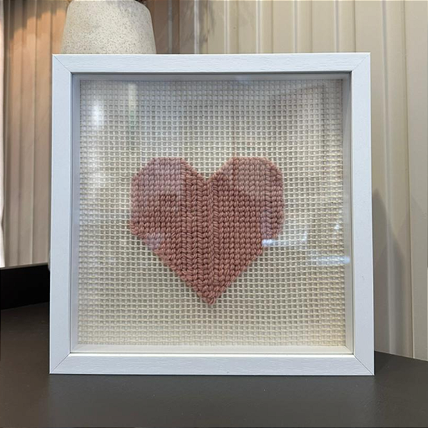 Quadro Decorativo Coração bordado - 25x25 vidro incolor, espaçador e moldura madeira branca.
