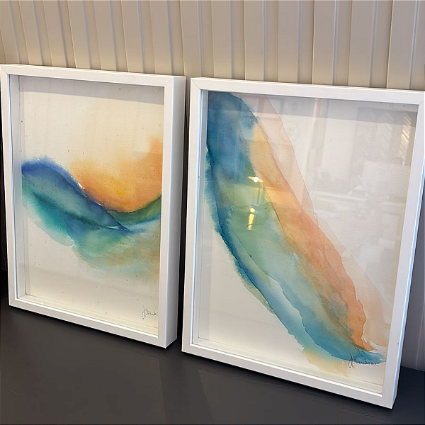 Conjunto com 02 Quadros Aquarela - artista Juliana Bambini. Medida: 0,35x0,45 com moldura madeira branca.