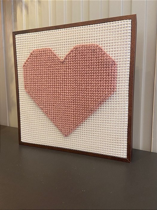 Quadro Decorativo bordado de coraçao. Medida 25x25 com moldura cobre