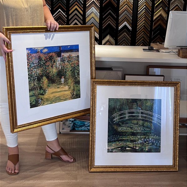 Conjunto com 2 quadros decorativos Pintura Monet com paspatur branco e moldura clássica dourada. Medida 70x70cm cada