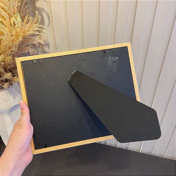 Porta Retrato com moldura rose gold, vidro incolor Alto padrão. Medida 22x27cm - Fotos não inclusas