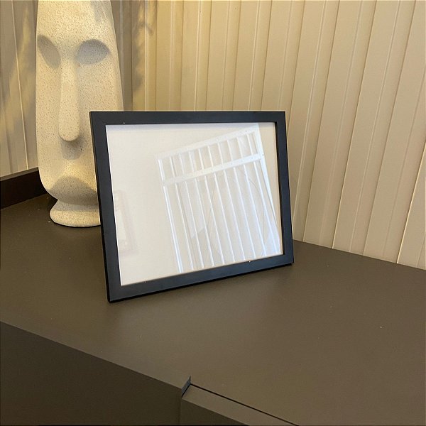 Porta Retrato com moldura preta, vidro incolor Alto padrão. Medida 22x27cm - Fotos não inclusas