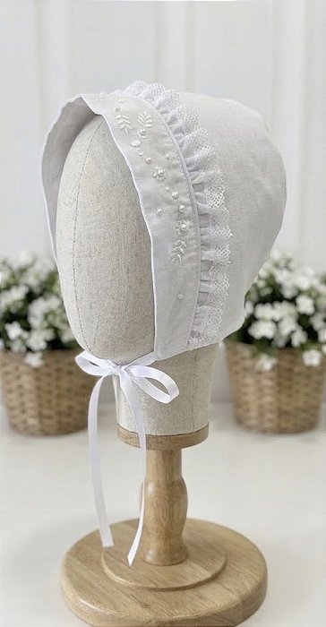 Touca de batizado branca bordada com pérolas