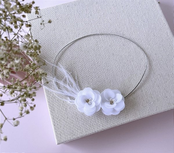 TIARA PARA BATIZADO - FIO PRATA FLORES DE TECIDO