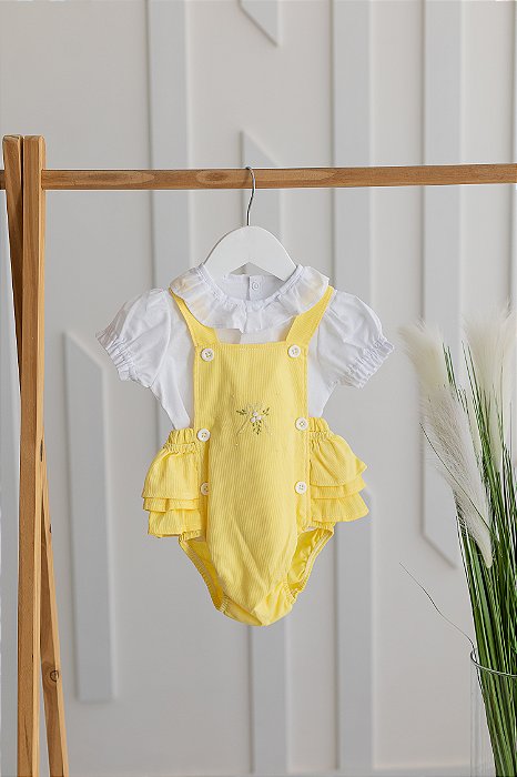 Jardineira bordada amarela com camisa