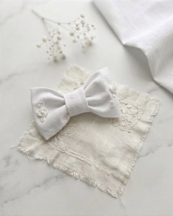 Laço branco bordado com rosas e pérolas