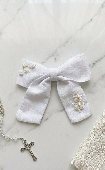 Laço branco bordado com rosas brancas e pérolas