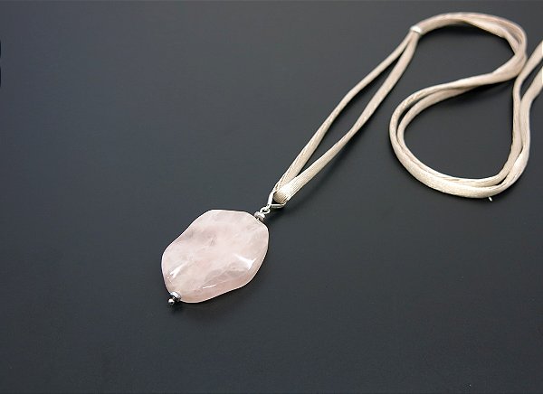 PINGENTE COM SEDA ROSA E QUARTZO ROSA
