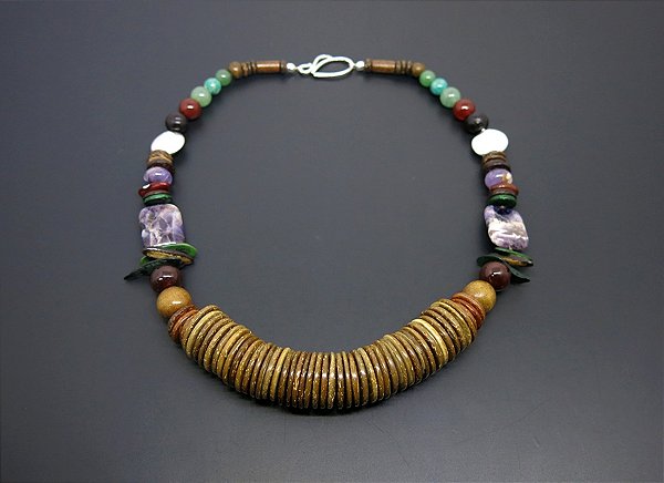 COLAR ÉTNICO COM COCO E PEDRAS VARIADAS