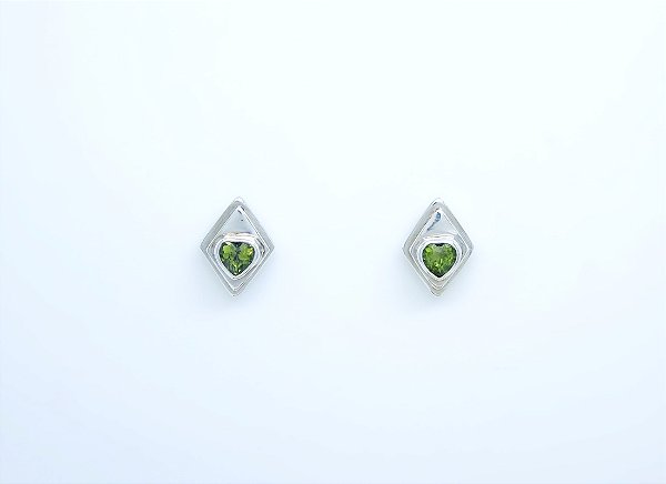 BRINCO LOSANGO CORAÇÃO COM PERIDOTO