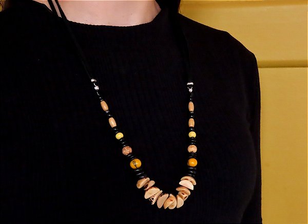 COLAR CAMURÇA AÇAI, COCO E MADEIRAS DIVERSAS