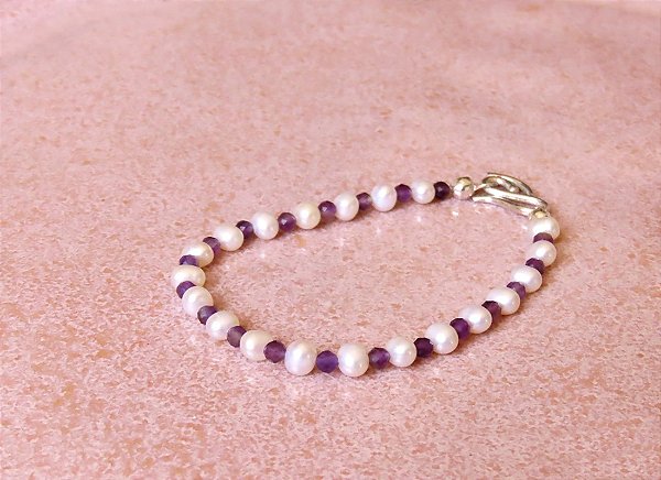 PULSEIRA DELICADA PÉROLA E AMETISTA