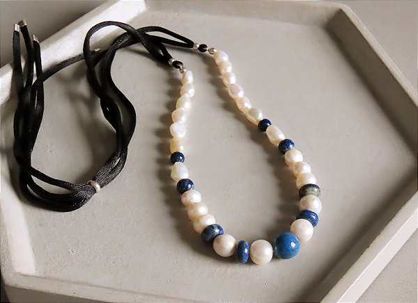COLAR SEDA PÉROLA BIWA E LÁPIS LAZULI II