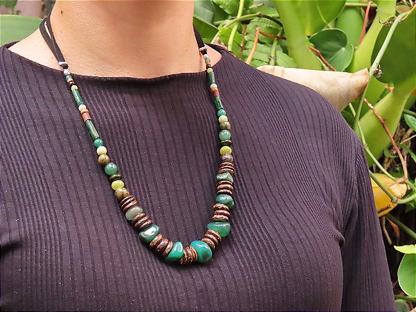 COLAR ÉTNICO QUARTZO VERDE E MADEIRAS DIVERSAS