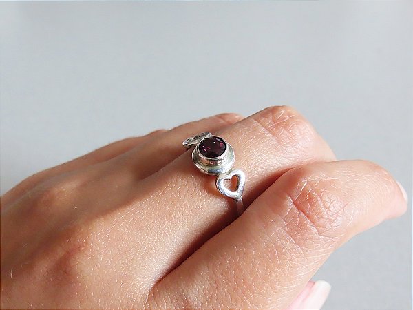 ANEL DELICADO CORAÇÃO GRANADA