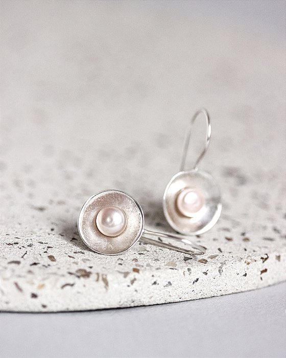 BRINCO GANCHO CONCHA PÉROLA BIWA