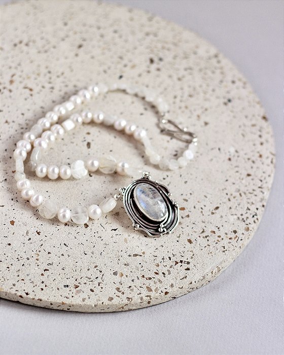 COLAR PÉROLA E CENTRO DE RAINBOW STONE