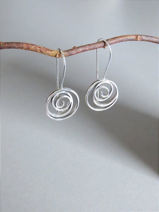 BRIINCO ESPIRAL ESTILIZADO GANCHO PRATA