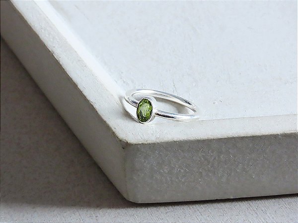 ANEL UNI OVAL PERIDOTO