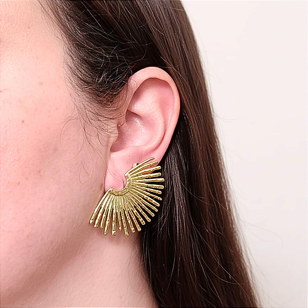 Brinco Leque Raios de Sol em Aço Cirúrgico com Ouro 18K