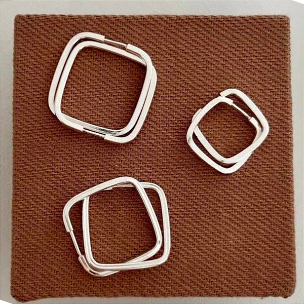 Trio de Brincos Argola Quadrada em Prata – Linha Essencial | Fio Quadrado 17mm, 14mm e 12mm