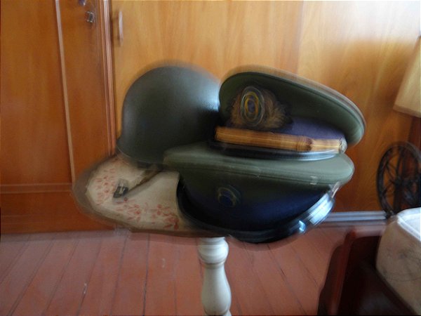 Militaria - conjunto de 2 quepes e 1 capacete Exército Brasileiro