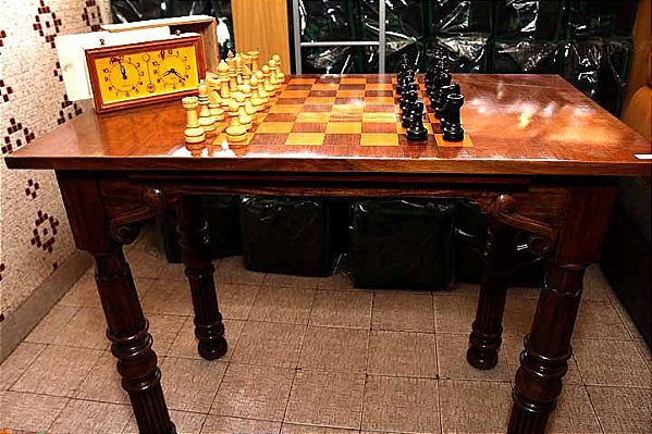 Mesa de xadrez em madeira maciça e com tampo marchetado, risco superficial  no verniz. - Vintage Garage - O lugar que respeita a história das coisas